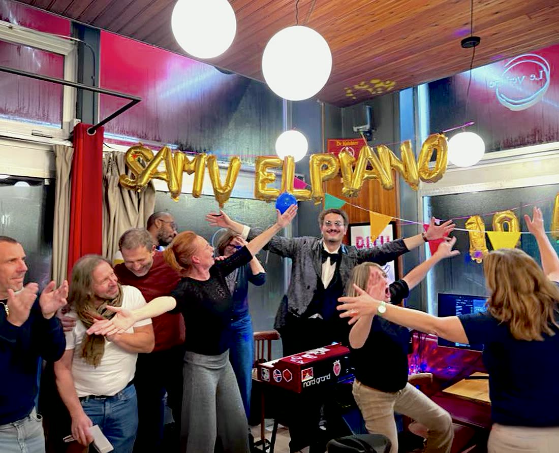 Les 10 ans du karaoké - Samvel bras ouverts sous les ballons dorés