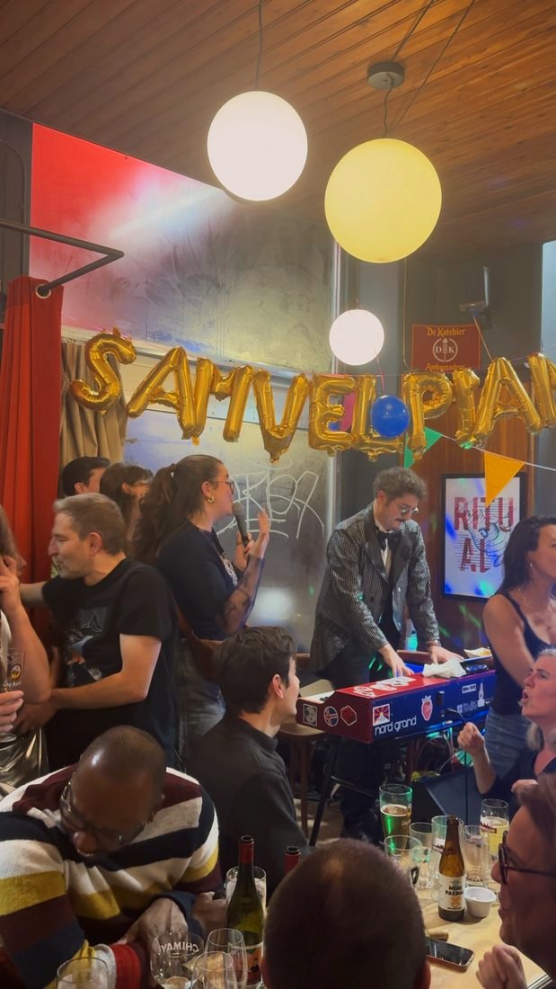 Samvel en veste pailletée sous les ballons SAMVEL PIANO