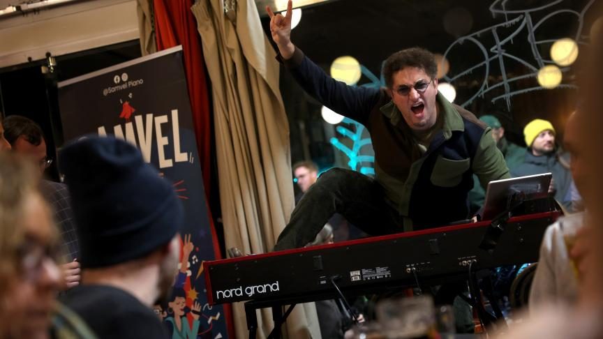 Samvel debout sur son clavier, 🤘