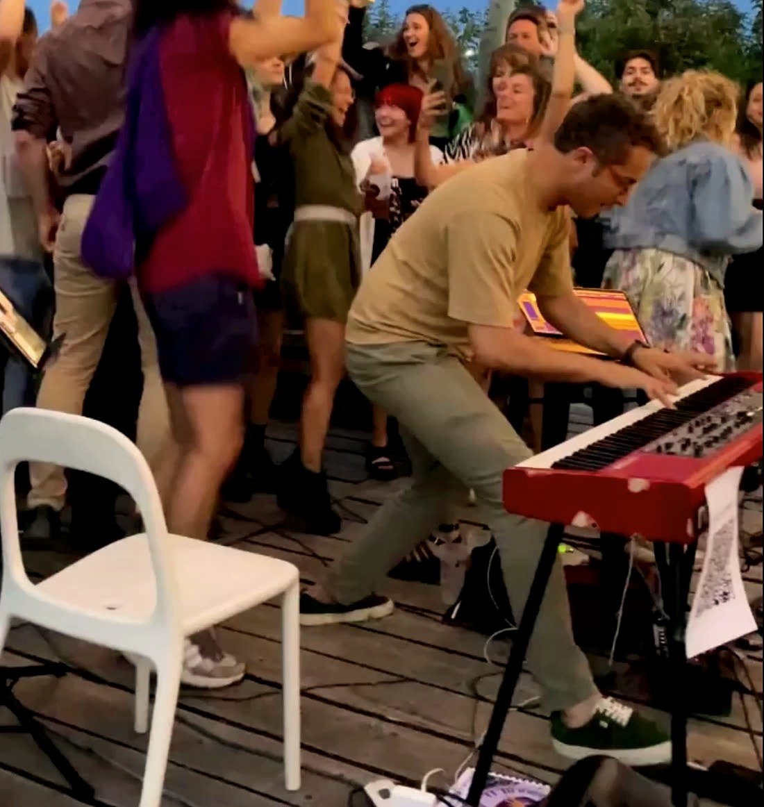 Karaoké live en plein air sous les guirlandes