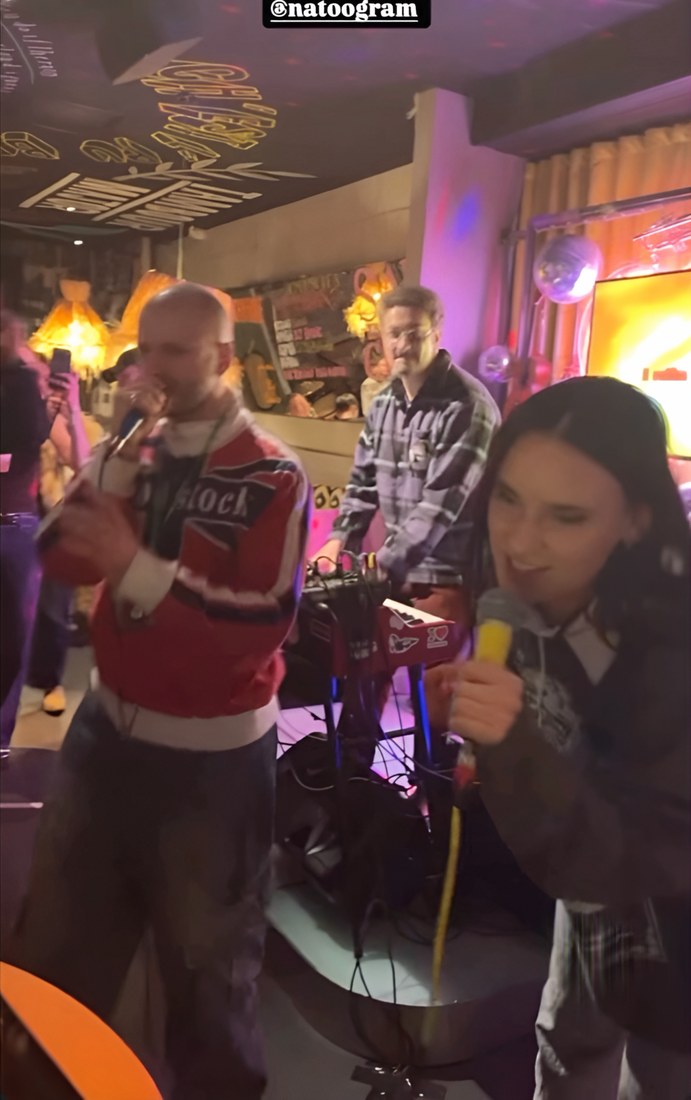 Duo au micro devant le clavier de Samvel, boule disco au plafond